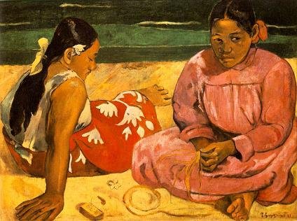 donne thaitiane.jpg - Questo è uno dei dipinti più celebri di Paul Gauguin: due donne  tahitiane sedute in riva al mare sono immerse nei loro pensieri, in un atteggiamento di attesa. Una delle due è seduta di fronte a noi con le gambe incrociate e le mani sul grembo; è leggermente più matura di età rispetto all'altra, della quale riusciamo a vedere soltanto la figura di profilo, gravitante sul braccio destro. 
Gauguin, seguendo le sue idee sulla pittura  e sui colori adopera nel dipinto colori primari come il rosso e il giallo e con linee di contorno decise mette in risalto le figure dando invece meno importanza ai valori spaziali che restano in secondo piano. 
L'artista, che - alla ricerca di una serenità interiore probabilmente perduta - viaggiò instancabilmente nel corso di tutta la sua vita, vuole farci conoscere un aspetto dell’esistenza quotidiana di questo posto così lontano e diverso dall’Europa e lascia a noi il compito di interpretarne il più profondo  e universale significato.  Descrive attentamente la scena, da spettatore che da lontano osserva qualcosa di nuovo, ma anche di privato e inviolabile. Cosa pensano le due donne? Che cosa si sono appena dette? Restiamo affascinati della armonia delle loro forme, dalla lucentezza dei capelli, della grazia con cui  li hanno raccolti, usando semplicemente delle orchidee, ma la ragazza  di spalle  non ci permette di intendere il senso dei loro discorsi. Gauguin non ha voluto entrare, nè  fare noi  partecipi della vita intima delle due donne, è rimasto lontano, viaggiatore rispettoso, che impara e cerca di capire sempre di più se stesso dagli altri, anche lontani e diversi, ma mai intende "rubare loro  l'anima".
